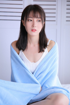 女士不遮阴小内搭走秀